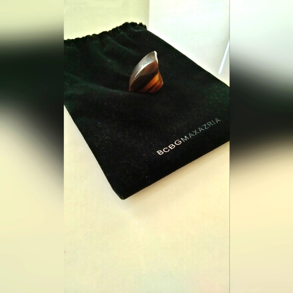 BCBG MAXAZRIA Lucite Plastic Ring - Picture 3 of 10